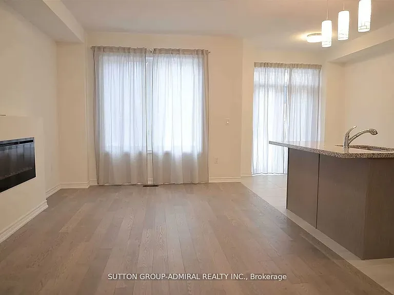 1475 Blackmore St — Photo 2