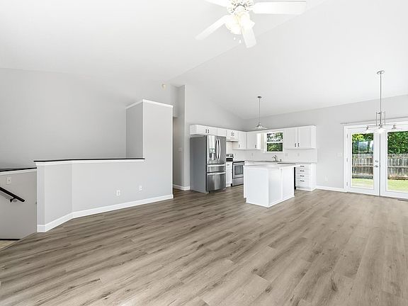 4th image of 709 S Goebel Cir