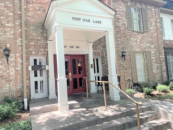 357 N Post Oak is a quiet, access controlled, community conveniently located near Memorial Park at 610 & I10