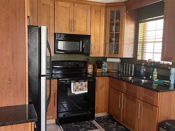 4th image of 1032 Park Cir S