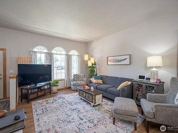 3rd image of 110 E Belair
