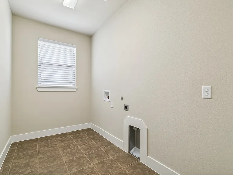 2508 Sanders Ct — Photo 29