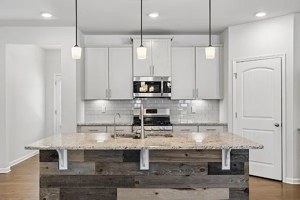 5 bed, 3.5 bath, 2799 sqft, $3,600 — Photo 3
