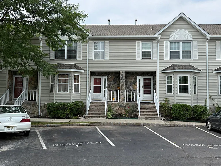 12 Ashley Ct — Photo 2