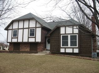 6201 Cottonwood Dr, Shawnee, KS 66216