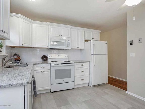 3rd image of 513A Lilac Ln