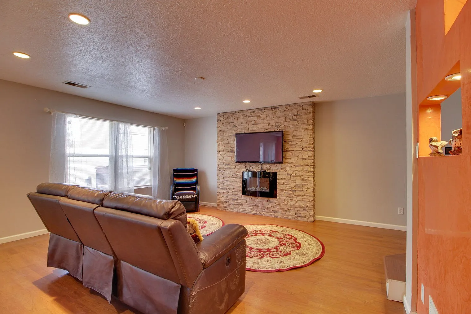 3 bed, 2.0 bath, 1593 sqft, $3,935 — Photo 3