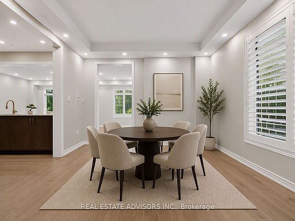 3rd image of 574 Queen Mary Dr