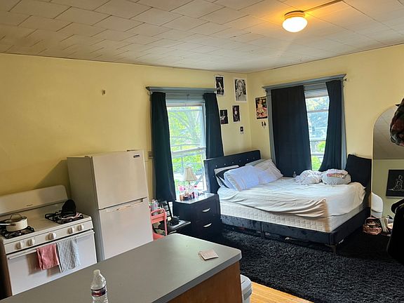 3rd image of 450 Oxford St Unit 4