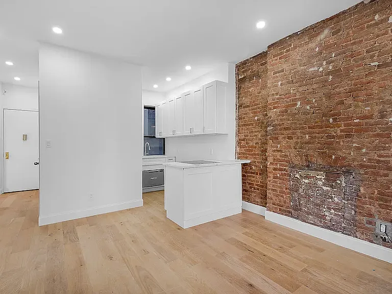337 E 13th St #9 — Photo 4