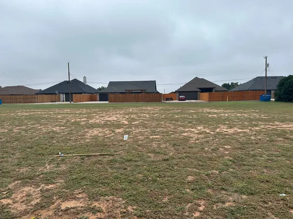 2039 Harvard Dr, Levelland, TX 79336