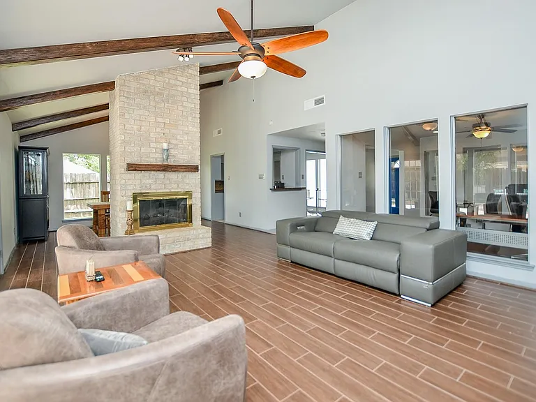 1702 Cherry Bend Dr — Photo 13