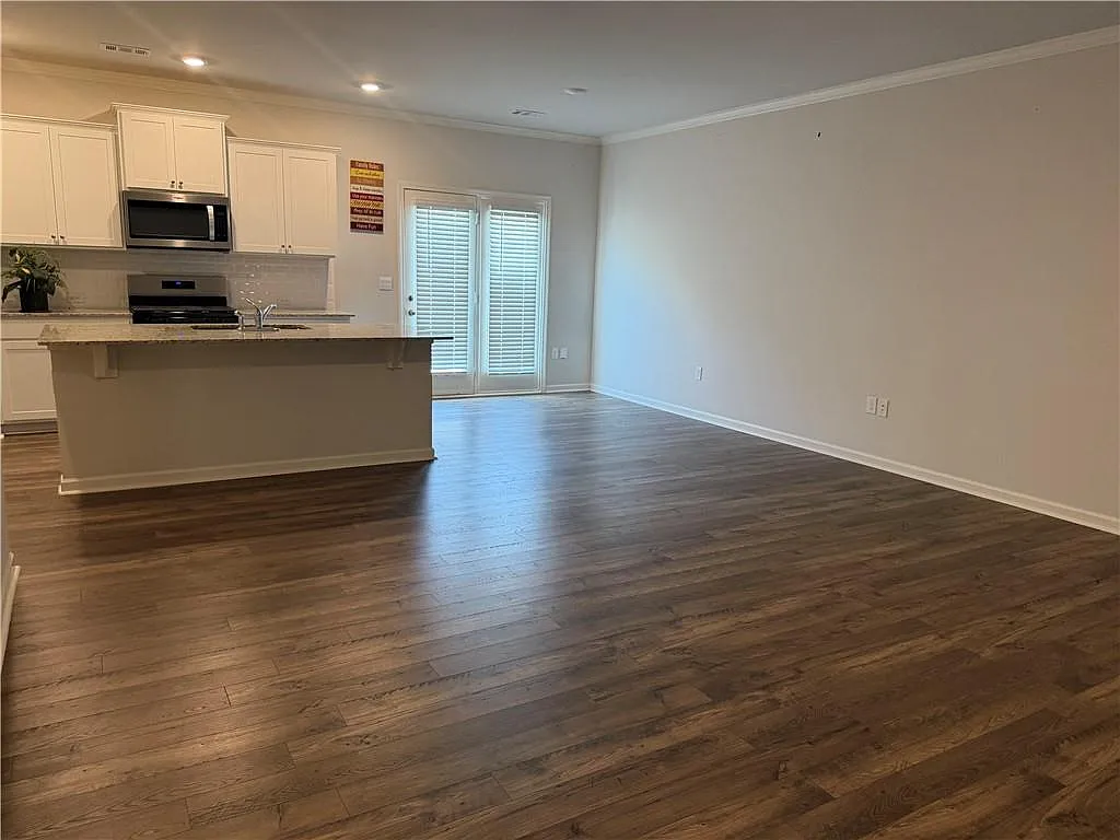 3 bed, 2.5 bath, 1965 sqft, $2,275 — Photo 3