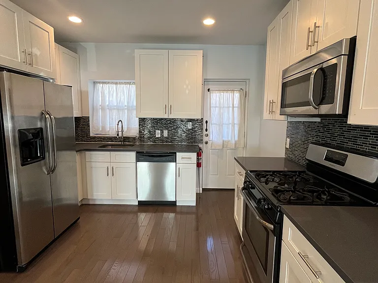 115 W Allen St — Photo 4