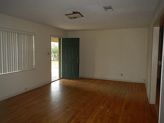 3rd image of 409 Yaupon Ave