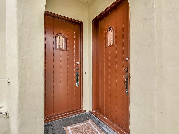 4th image of 2340 Virginia St