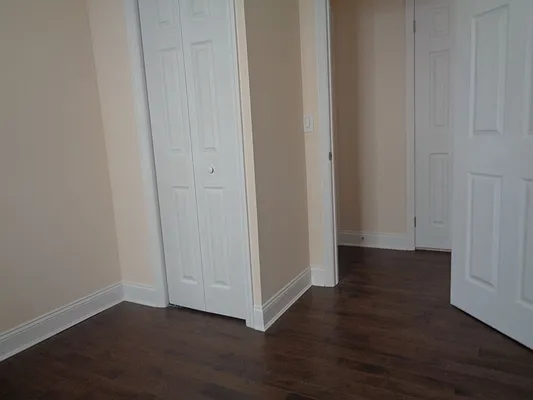 Rented by Zikos Realty Services | media 35