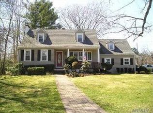 100 Lindenmere Dr, Merrick, NY 11566