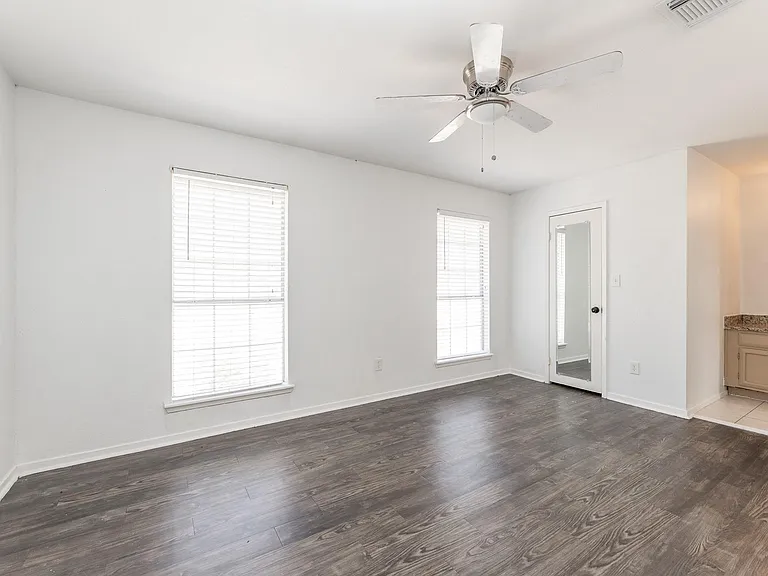 1902 Avenue B — Photo 18
