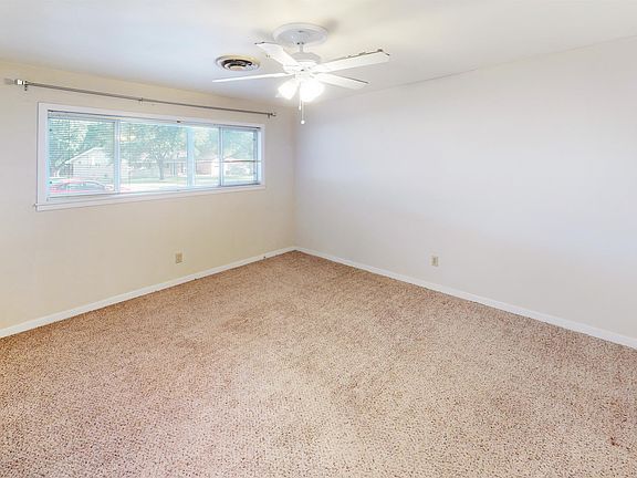 4th image of 210 Redmond Dr