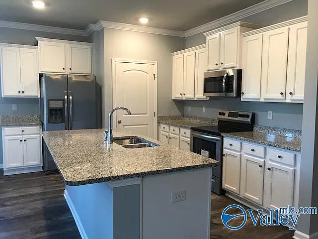 4 bed, 2.0 bath, 2137 sqft, $2,000 — Photo 2