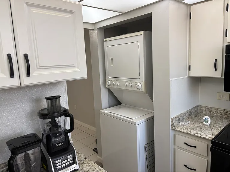 Kitchen. Washer /Dryer hook ups.
