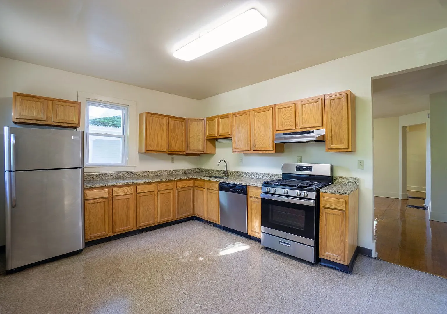 317 Greenwood Pl - Available 8/1/27 - 3 Story Townhouse On Quiet Residential Street — Photo 3
