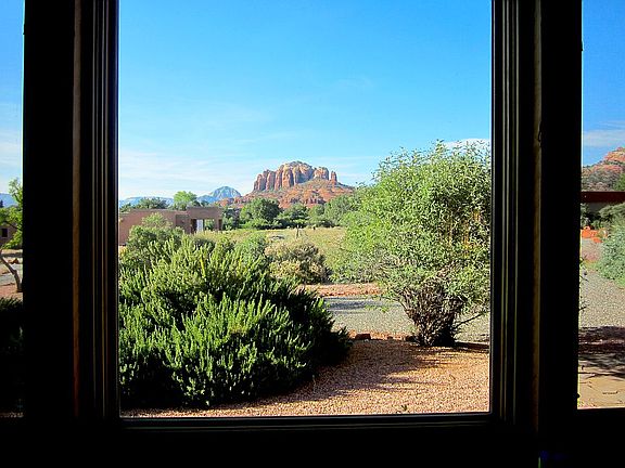 Cathedral Rock - Living room