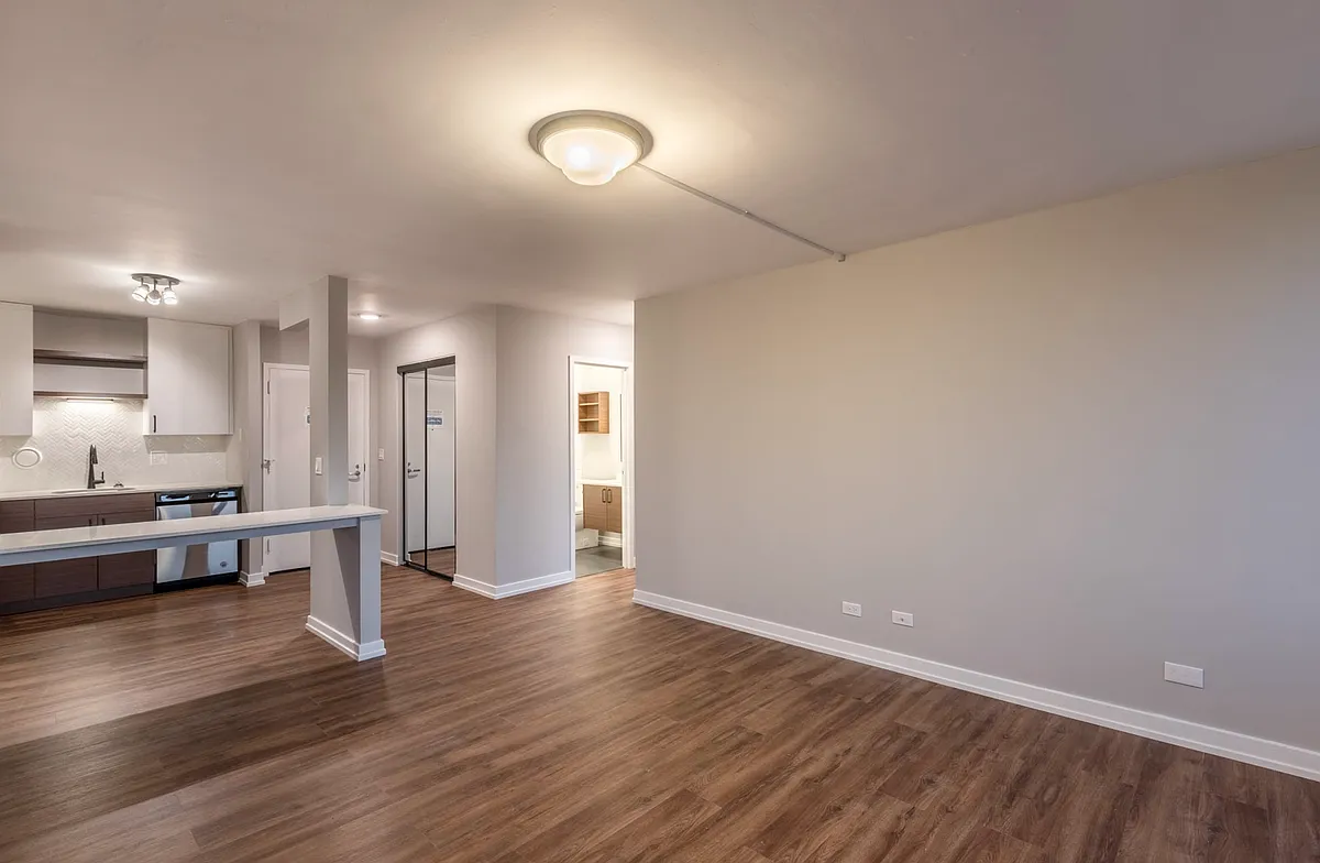 Building Photo - 1250 S Indiana Ave #1022