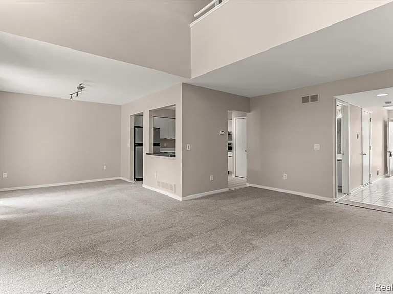 644 Ashley Cir — Photo 11