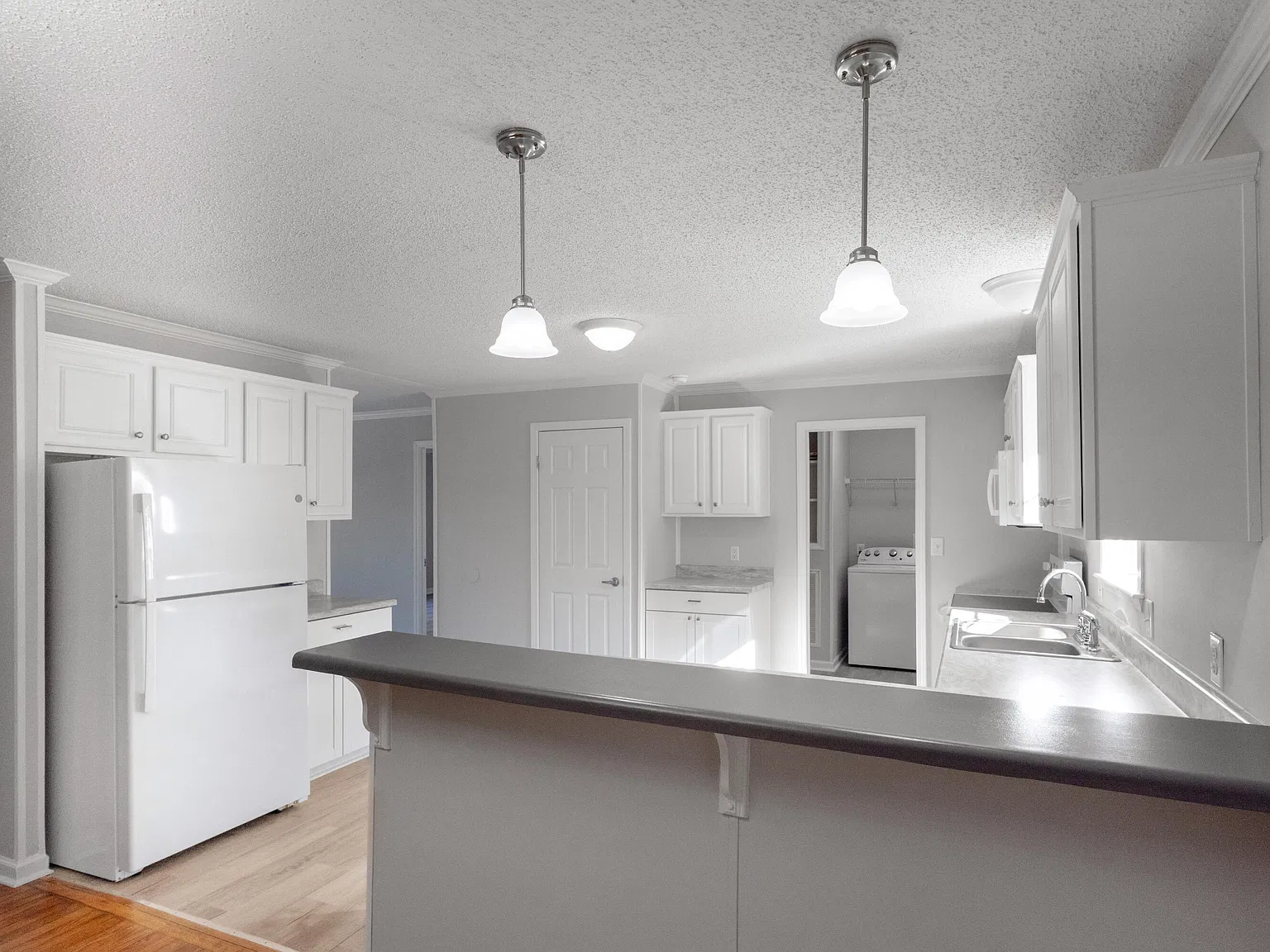 4 bed, 3.0 bath, 2432 sqft, $1,900 — Photo 4