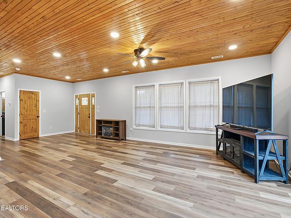 4th image of 287 Cave Creek Rd