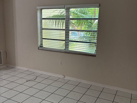 5th image of 233 Phoenetia Ave APT 4