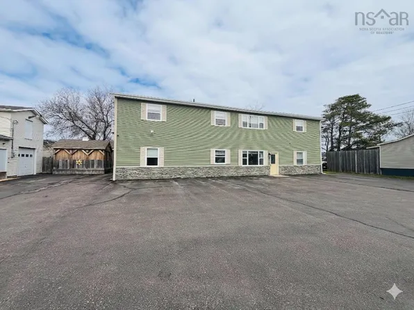 17 Clinton St, Amherst, NS B4H 1K2