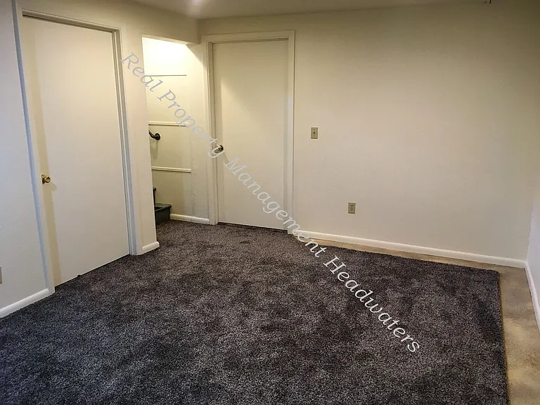 820 E Broadway St — Photo 15