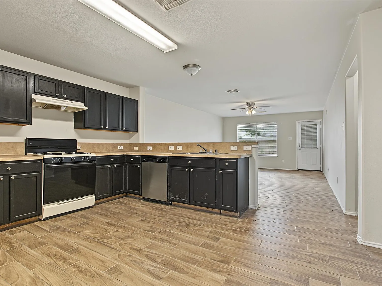 4 bed, 2.5 bath, 2670 sqft, $2,000 — Photo 3