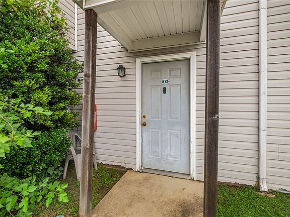 5th image of 372 Erin Pl