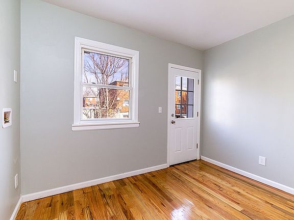 3rd image of 927 E 213th St