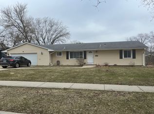 863 Scott Dr, Elgin, IL 60123