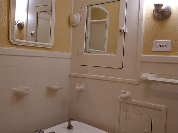 3rd image of 1076 Jefferson Ave #3