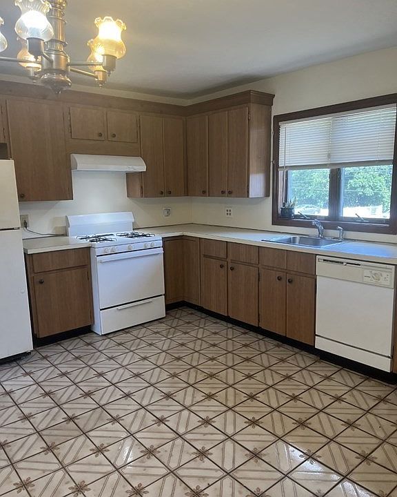 1st image of 484 Pond St #2