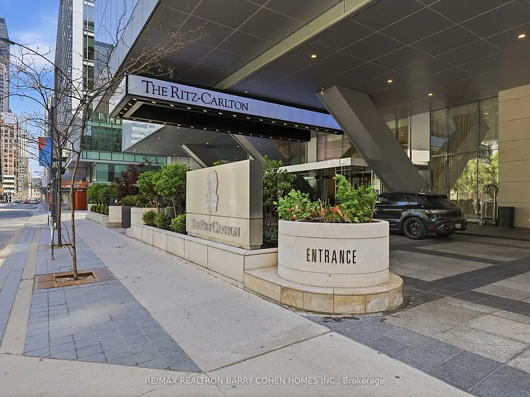 183 Wellington St W #4502 — Photo 2