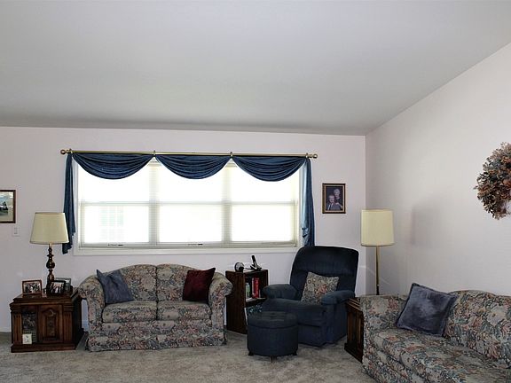 3rd image of 905 Shetland Ct