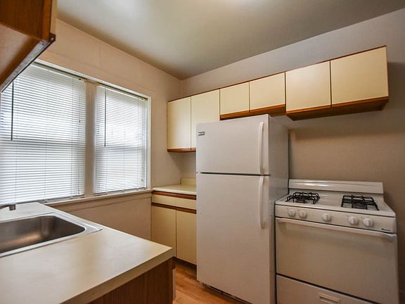 2nd image of 1139 Oak Ave APT 1W