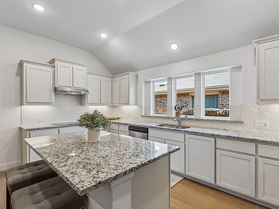 5th image of 685 Coleman St
