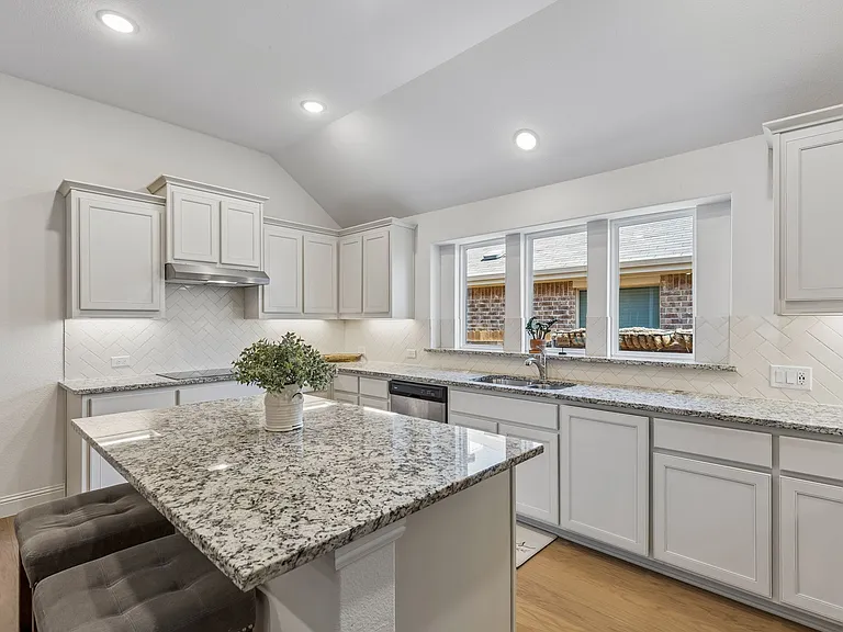 685 Coleman St — Photo 5