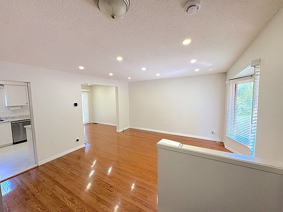 4th image of 39 Elma St