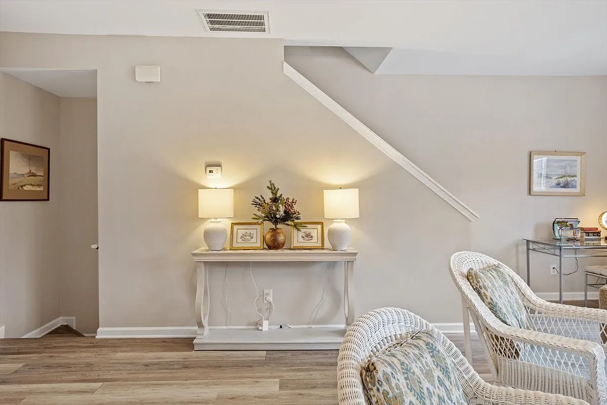 4 bed, 3.5 bath, 2004 sqft, $3,700 — Photo 4