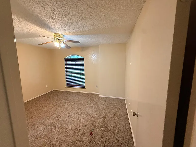 2616 Helen Ln — Photo 7