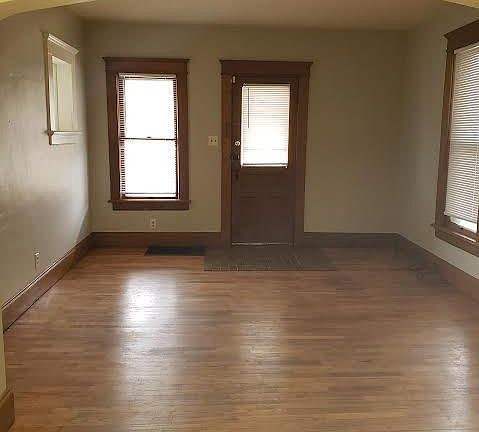 3rd image of 633 Lincolnway E